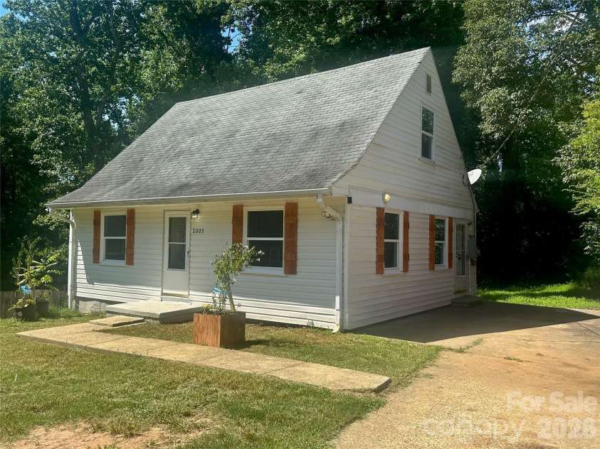 1005 William Drive, Winston Salem, NC 27127.  MLS# CAR4410567, YatesRealty ID 41213. Exterior front