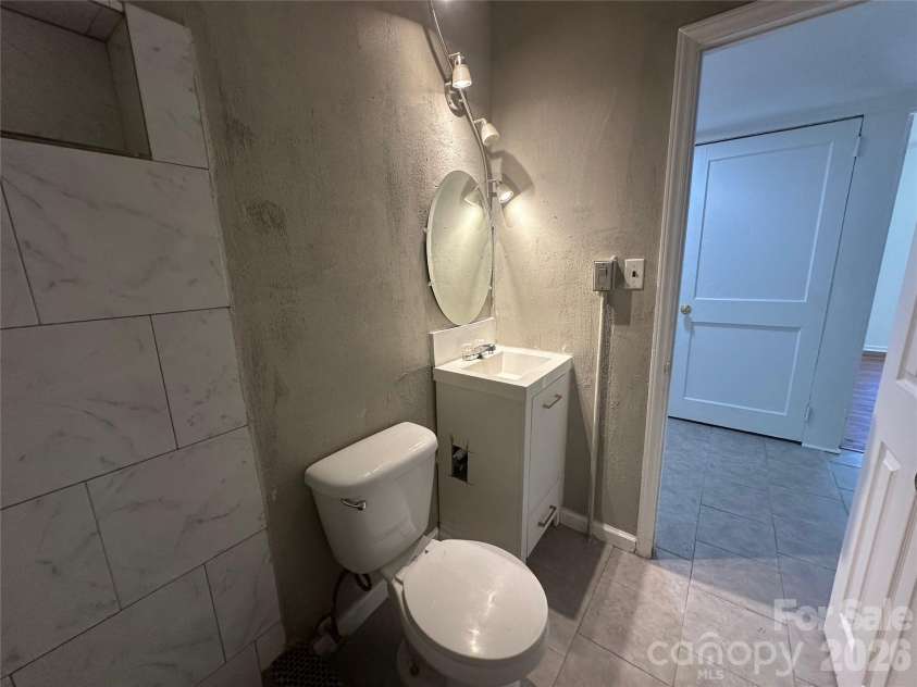 1005 William Drive, Winston Salem, NC 27127.  MLS# CAR4410567, YatesRealty ID 41213. Main bath