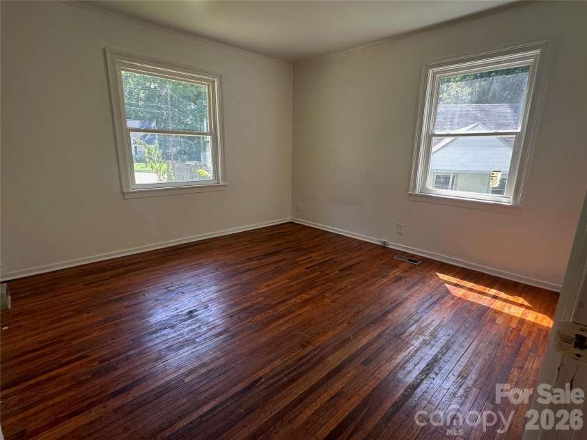 1005 William Drive, Winston Salem, NC 27127.  MLS# CAR4410567, YatesRealty ID 41213. Main level bedroom