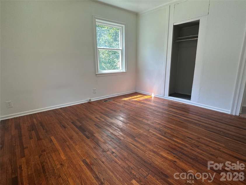 1005 William Drive, Winston Salem, NC 27127.  MLS# CAR4410567, YatesRealty ID 41213. Main level bedroom