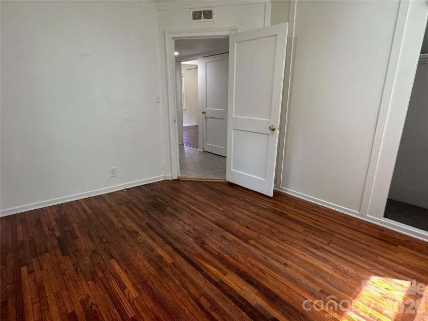 1005 William Drive, Winston Salem, NC 27127.  MLS# CAR4410567, YatesRealty ID 41213. Main level bedroom