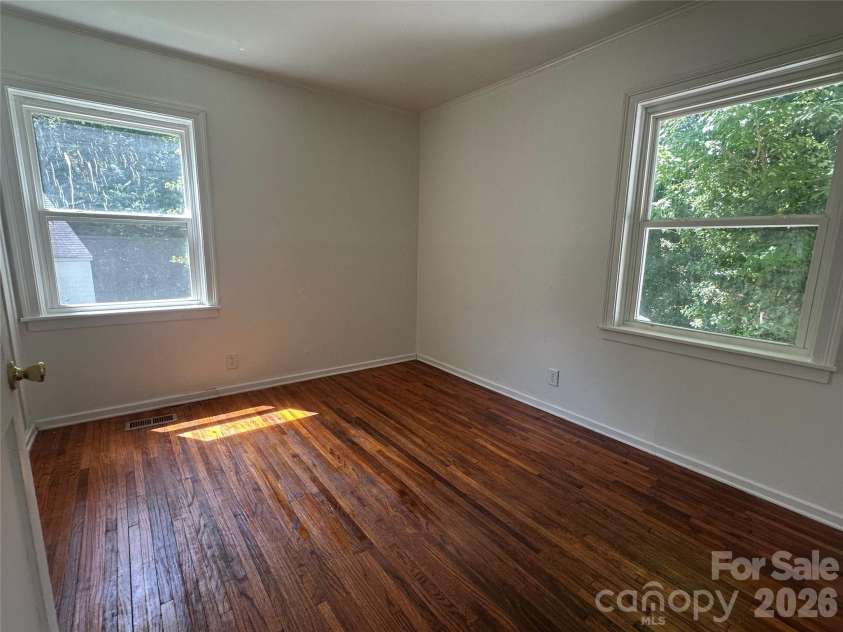 1005 William Drive, Winston Salem, NC 27127.  MLS# CAR4410567, YatesRealty ID 41213. Main level bedroom