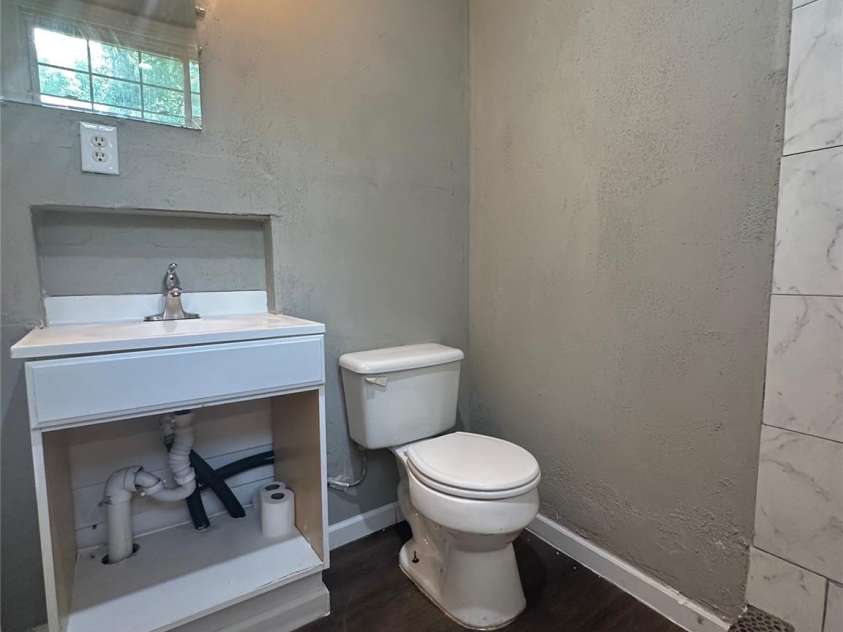 1005 William Drive, Winston Salem, NC 27127.  MLS# CAR4410567, YatesRealty ID 41213. Rear bath