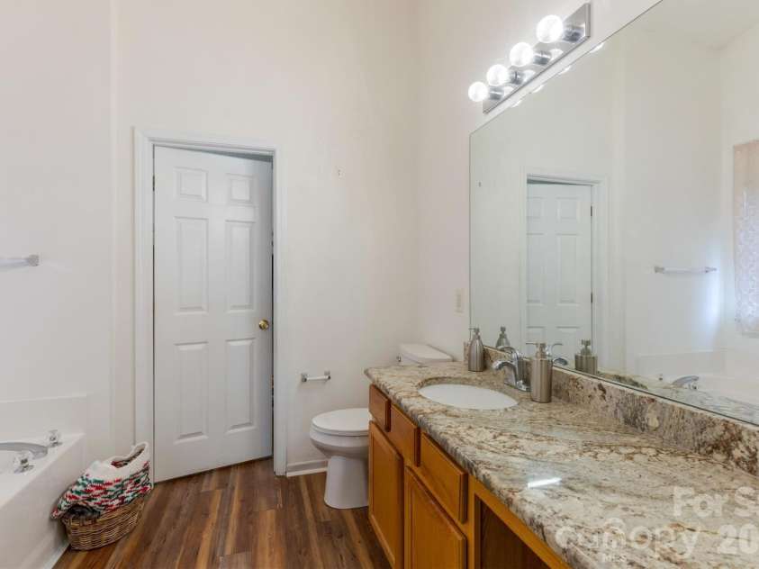 9704 Aventide Lane, Charlotte, NC 28215.  MLS# CAR4403212, YatesRealty ID 41214. Primary Bath A