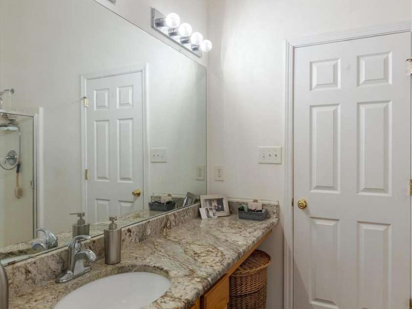9704 Aventide Lane, Charlotte, NC 28215.  MLS# CAR4403212, YatesRealty ID 41214. Primary Bath B