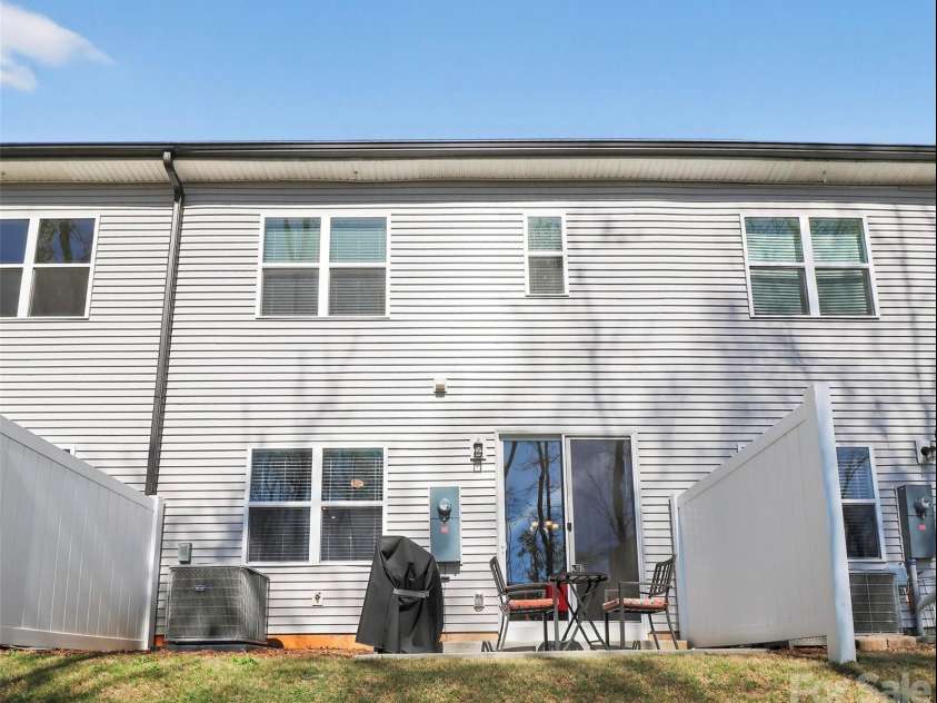5316 Somerset Hill Lane, Charlotte, NC 28269.  MLS# CAR4410792, YatesRealty ID 41215. 