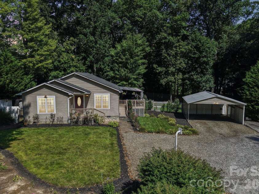 932 Monte Vista Road, Candler, NC 28715.  MLS# CAR4408445, YatesRealty ID 41218. 