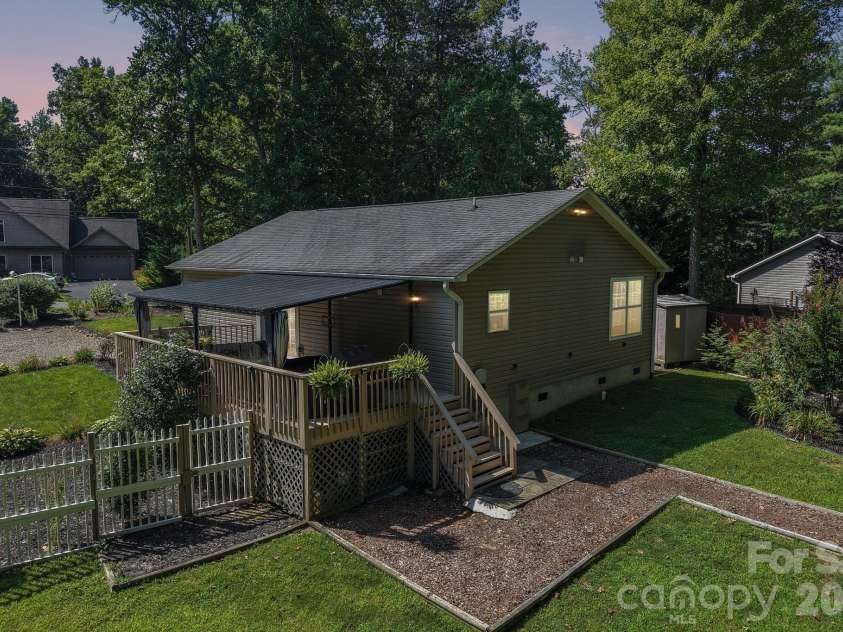 932 Monte Vista Road, Candler, NC 28715.  MLS# CAR4408445, YatesRealty ID 41218. 