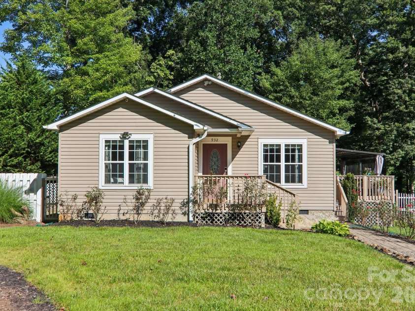 932 Monte Vista Road, Candler, NC 28715.  MLS# CAR4408445, YatesRealty ID 41218. 