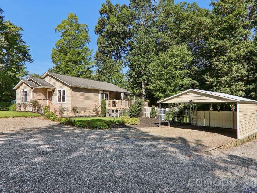 932 Monte Vista Road, Candler, NC 28715.  MLS# CAR4408445, YatesRealty ID 41218. 