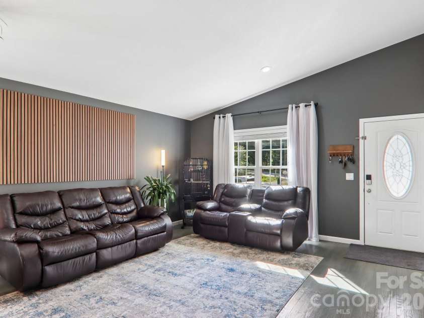932 Monte Vista Road, Candler, NC 28715.  MLS# CAR4408445, YatesRealty ID 41218. 