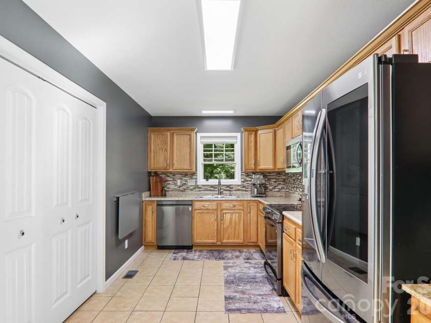932 Monte Vista Road, Candler, NC 28715.  MLS# CAR4408445, YatesRealty ID 41218. 
