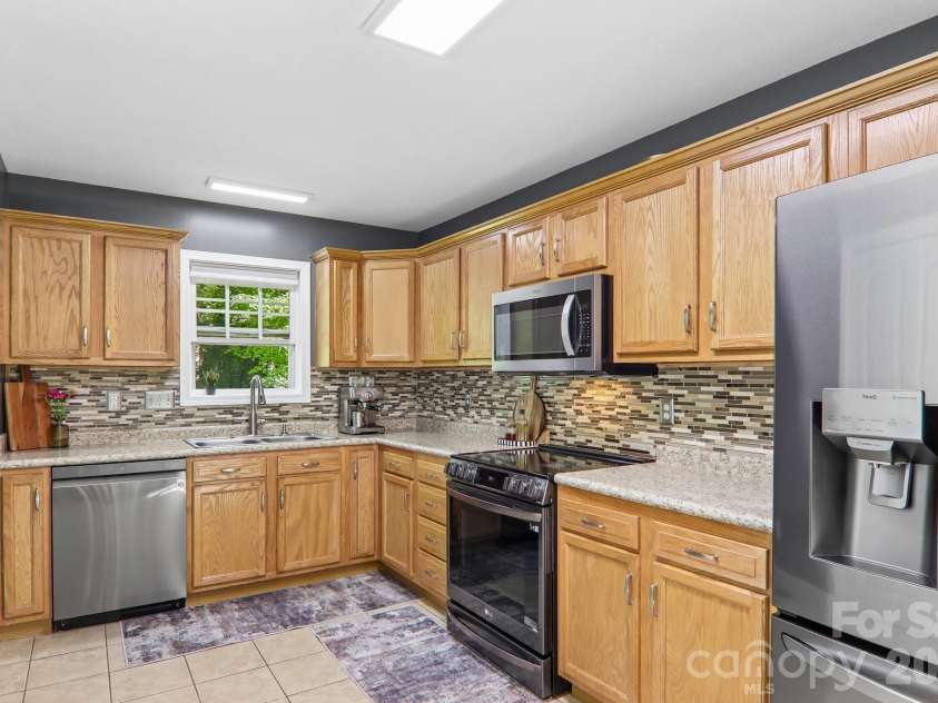 932 Monte Vista Road, Candler, NC 28715.  MLS# CAR4408445, YatesRealty ID 41218. 