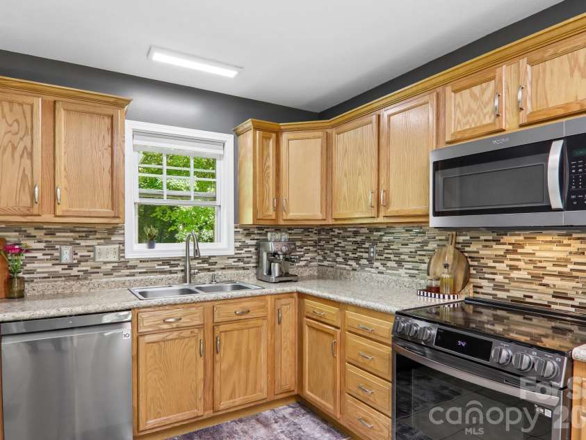932 Monte Vista Road, Candler, NC 28715.  MLS# CAR4408445, YatesRealty ID 41218. 