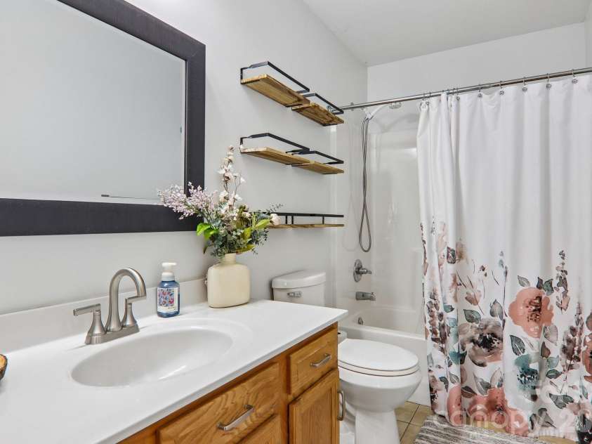 932 Monte Vista Road, Candler, NC 28715.  MLS# CAR4408445, YatesRealty ID 41218. 