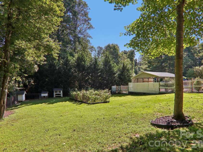 932 Monte Vista Road, Candler, NC 28715.  MLS# CAR4408445, YatesRealty ID 41218. 