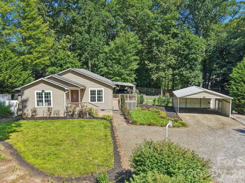 932 Monte Vista Road, Candler, NC 28715.  MLS# CAR4408445, YatesRealty ID 41218. 