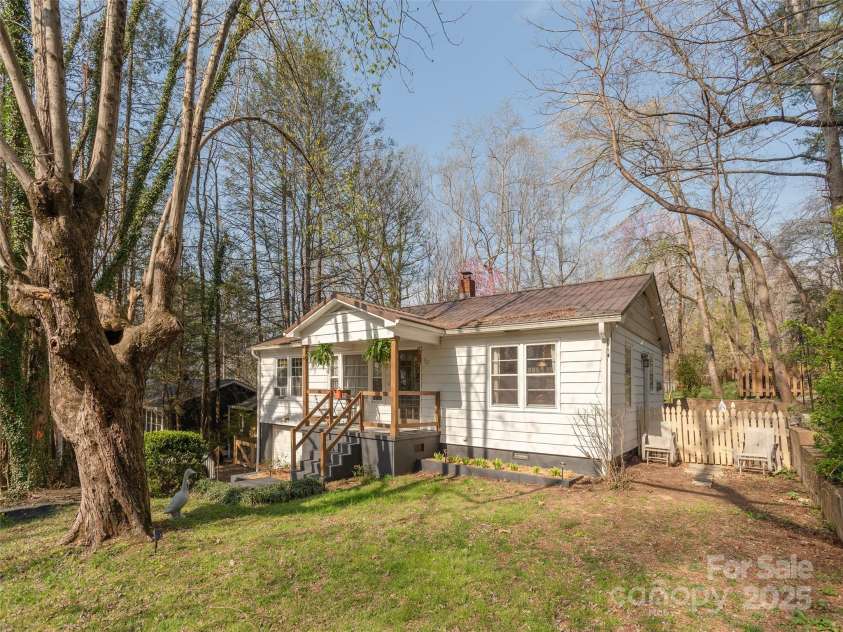 327 Browning Avenue, Hendersonville, NC 28791.  MLS# CAR4241108, YatesRealty ID 4122. 