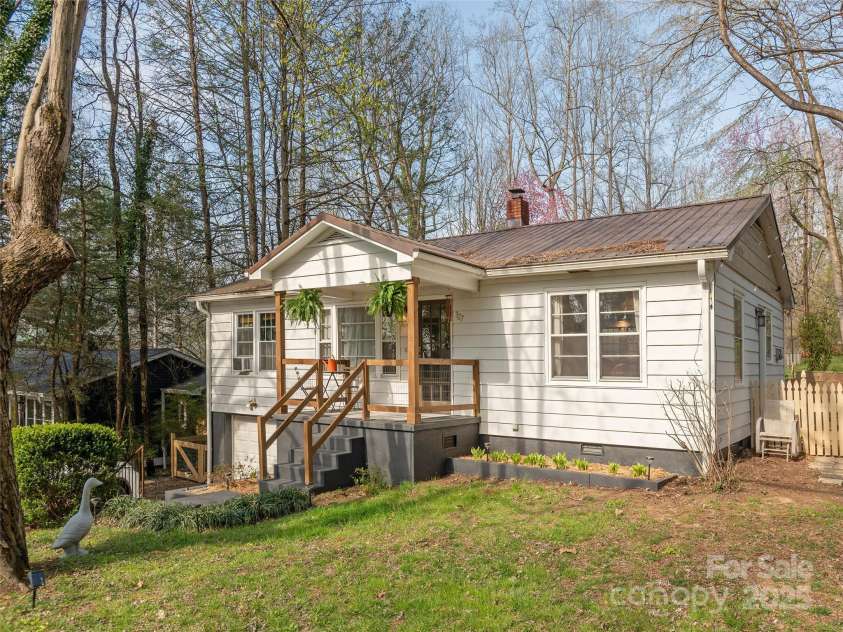 327 Browning Avenue, Hendersonville, NC 28791.  MLS# CAR4241108, YatesRealty ID 4122. 
