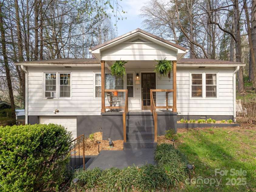 327 Browning Avenue, Hendersonville, NC 28791.  MLS# CAR4241108, YatesRealty ID 4122. 