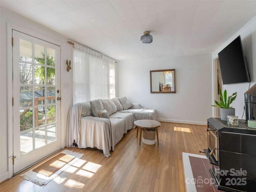 327 Browning Avenue, Hendersonville, NC 28791.  MLS# CAR4241108, YatesRealty ID 4122. 