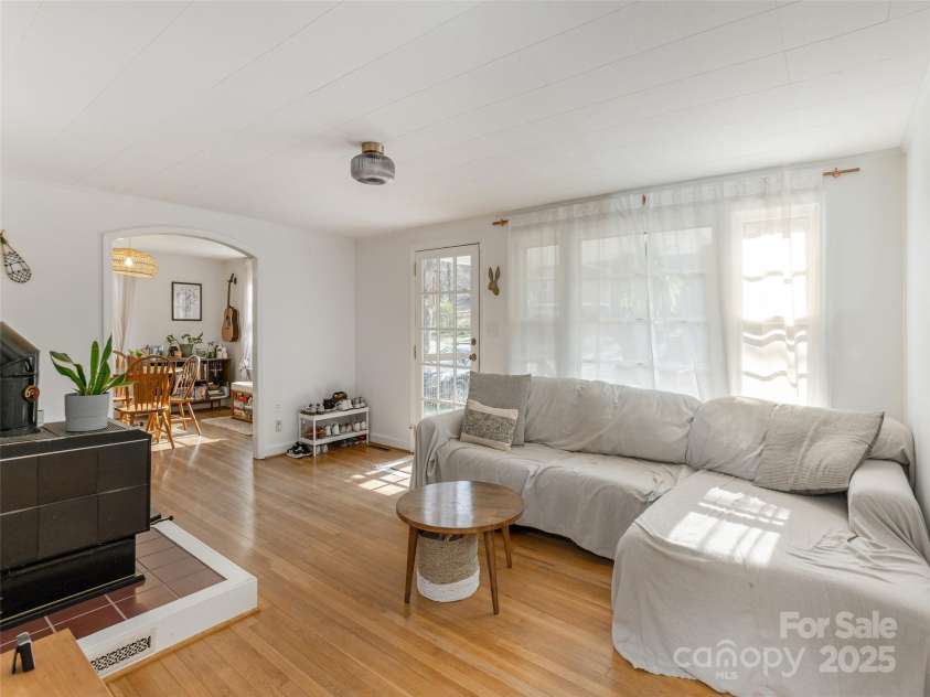 327 Browning Avenue, Hendersonville, NC 28791.  MLS# CAR4241108, YatesRealty ID 4122. 