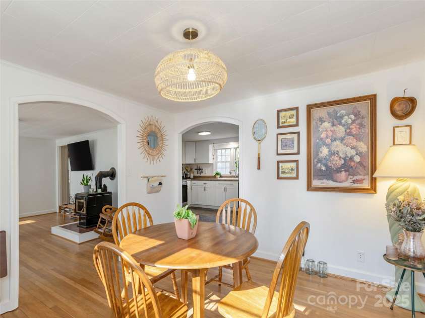 327 Browning Avenue, Hendersonville, NC 28791.  MLS# CAR4241108, YatesRealty ID 4122. 