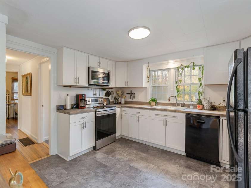 327 Browning Avenue, Hendersonville, NC 28791.  MLS# CAR4241108, YatesRealty ID 4122. 