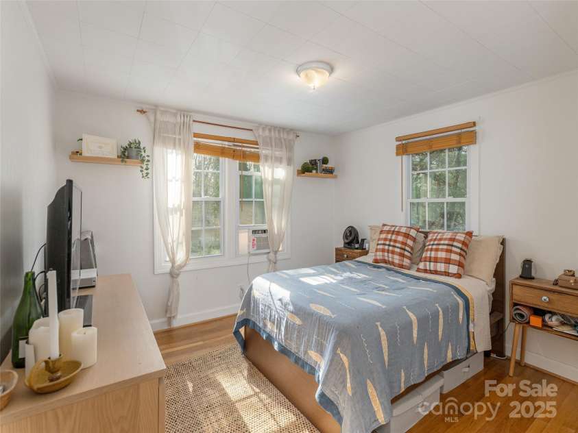 327 Browning Avenue, Hendersonville, NC 28791.  MLS# CAR4241108, YatesRealty ID 4122. 