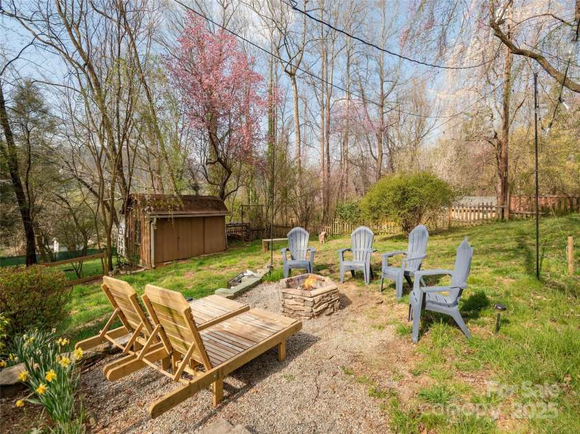 327 Browning Avenue, Hendersonville, NC 28791.  MLS# CAR4241108, YatesRealty ID 4122. 