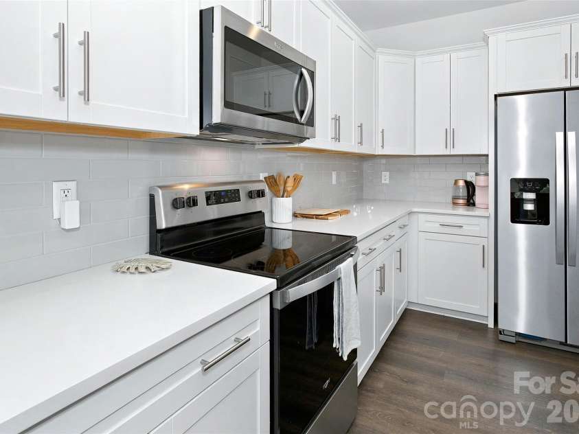 26 Walnut Springs Drive, Asheville, NC 28804.  MLS# CAR4410684, YatesRealty ID 41223. 