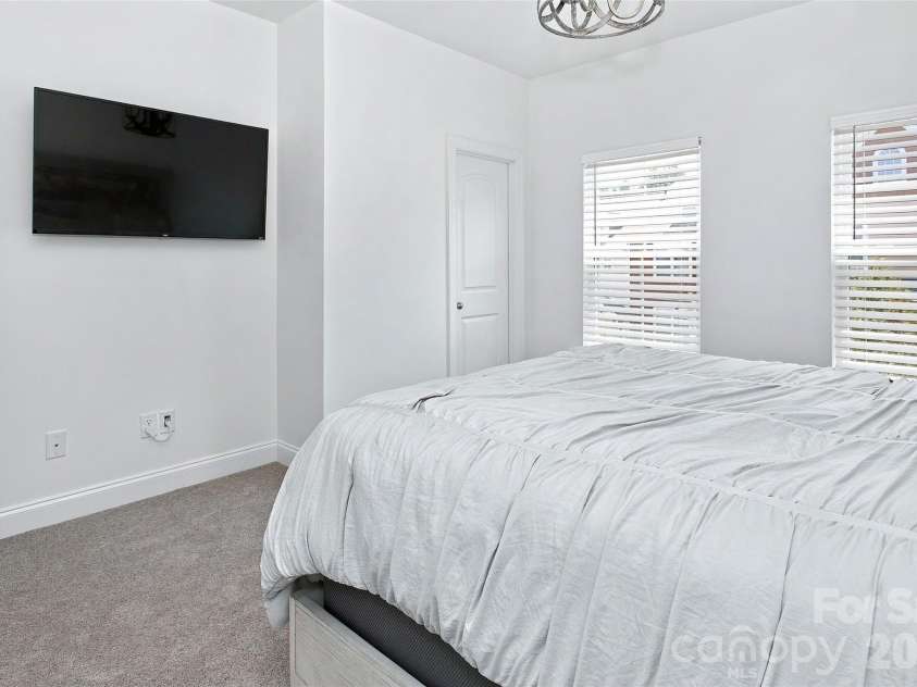26 Walnut Springs Drive, Asheville, NC 28804.  MLS# CAR4410684, YatesRealty ID 41223. 