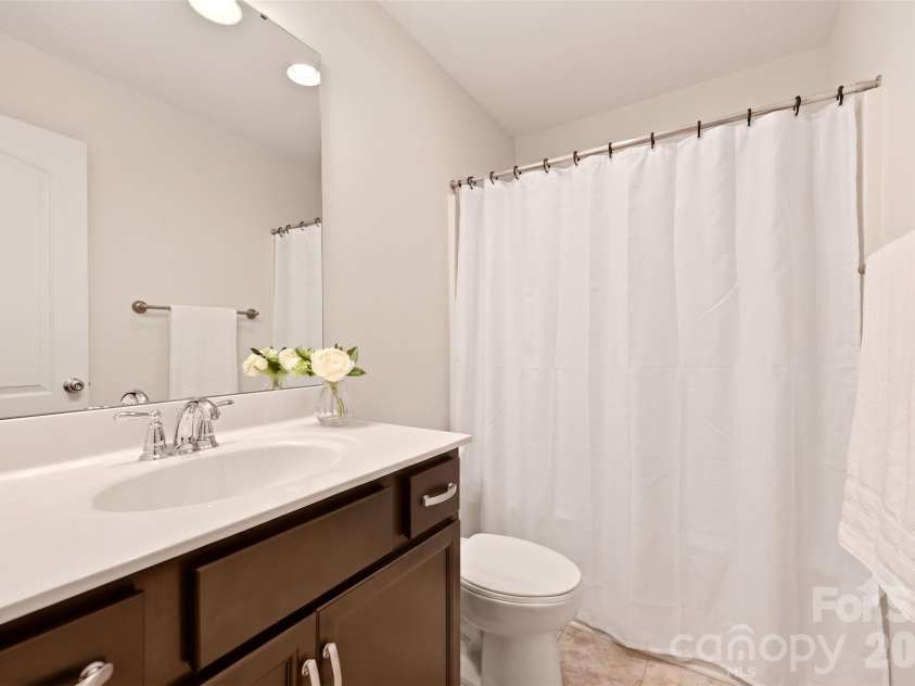 16408 Mckee Ridge Drive, Charlotte, NC 28278.  MLS# CAR4406733, YatesRealty ID 41225. Full bath upstairs