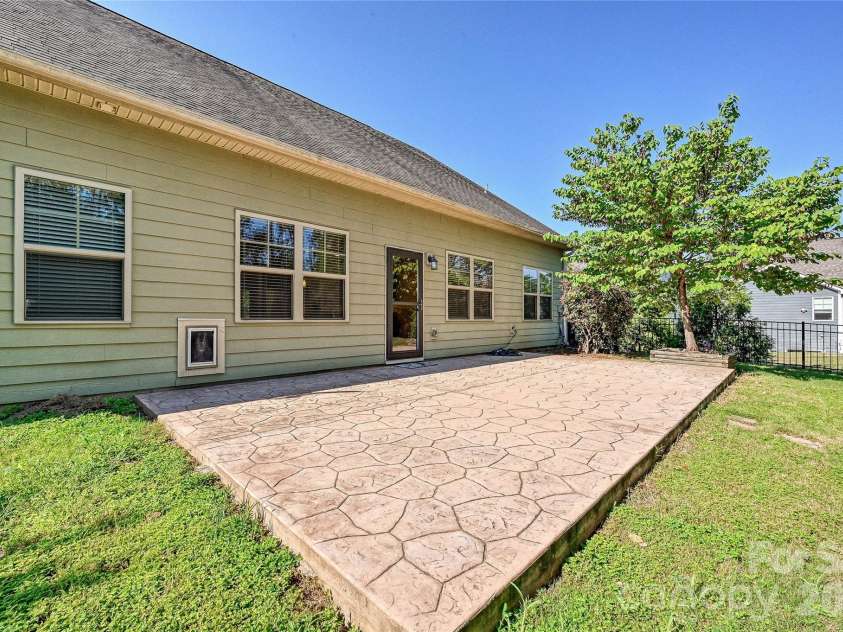 16408 Mckee Ridge Drive, Charlotte, NC 28278.  MLS# CAR4406733, YatesRealty ID 41225. Large fenced in back yard