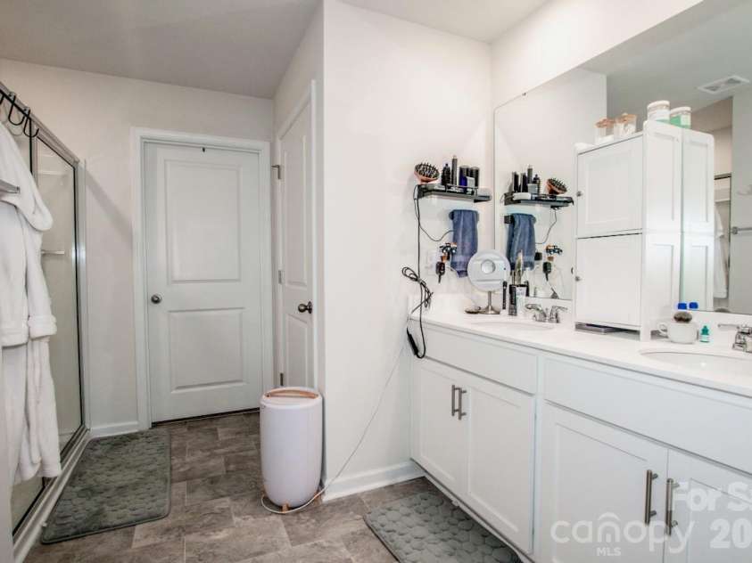 126 North Hill Lane, Troutman, NC 28166.  MLS# CAR4411024, YatesRealty ID 41228. Primary bathroom