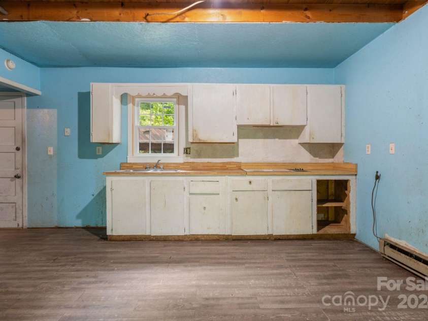 51 Poverty Hill Lane, Burnsville, NC 28714.  MLS# CAR4182044, YatesRealty ID 4123. 