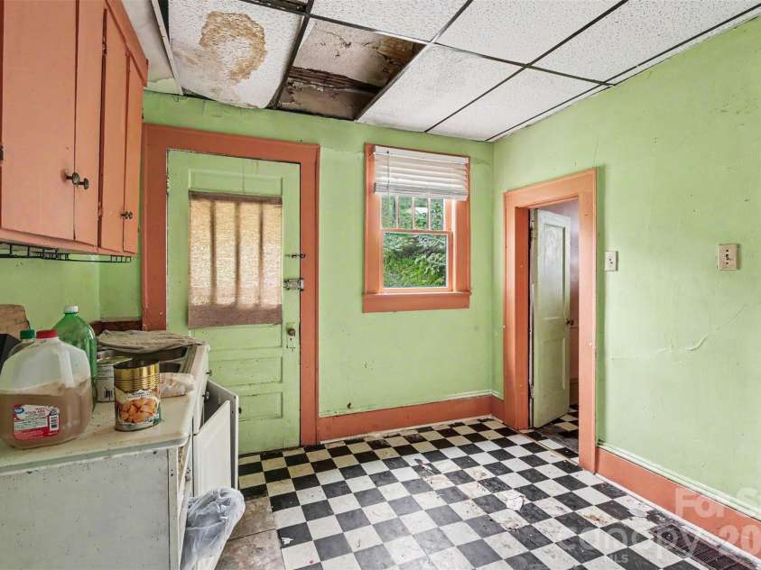 509 1st Street, Winston Salem, NC 27101.  MLS# CAR4406821, YatesRealty ID 41232. 