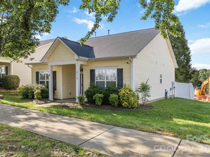 8710 Arrowhead Place Lane, Cornelius, NC 28031.  MLS# CAR4405853, YatesRealty ID 41233. 