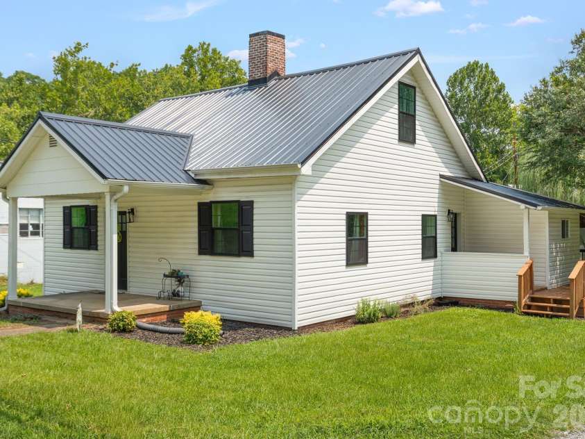 636 Trade Street, Tryon, NC 28782.  MLS# CAR4410620, YatesRealty ID 41236. 