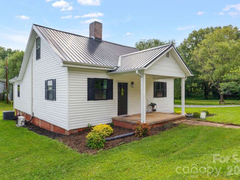 636 Trade Street, Tryon, NC 28782.  MLS# CAR4410620, YatesRealty ID 41236. 