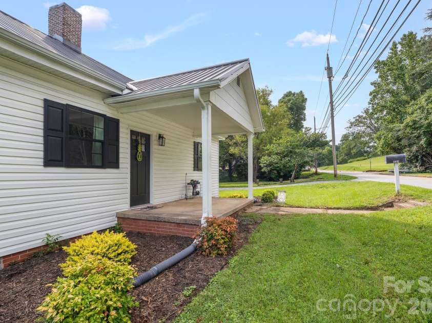 636 Trade Street, Tryon, NC 28782.  MLS# CAR4410620, YatesRealty ID 41236. 