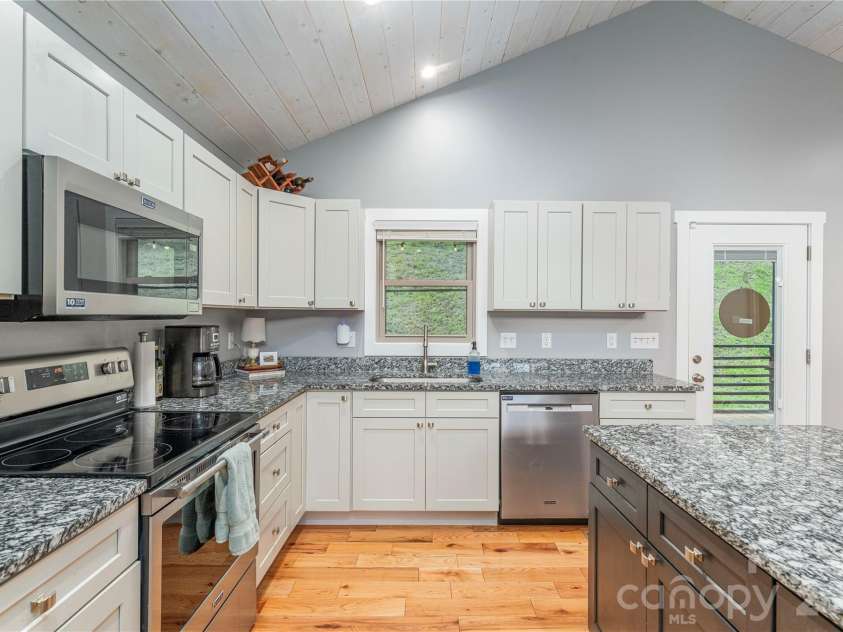 68 Clear View Drive, Mars Hill, NC 28754.  MLS# CAR4410650, YatesRealty ID 41241. Granite counter tops