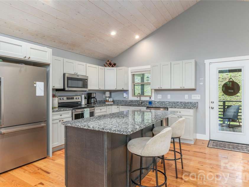 68 Clear View Drive, Mars Hill, NC 28754.  MLS# CAR4410650, YatesRealty ID 41241. Kitchen island