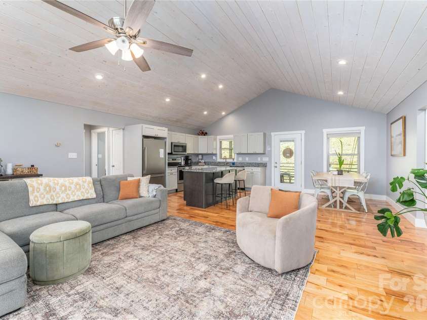 68 Clear View Drive, Mars Hill, NC 28754.  MLS# CAR4410650, YatesRealty ID 41241. Red Oak Floors
