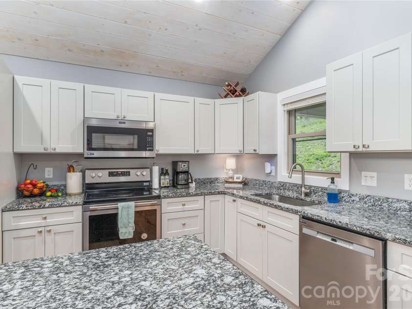 68 Clear View Drive, Mars Hill, NC 28754.  MLS# CAR4410650, YatesRealty ID 41241. SS appliances