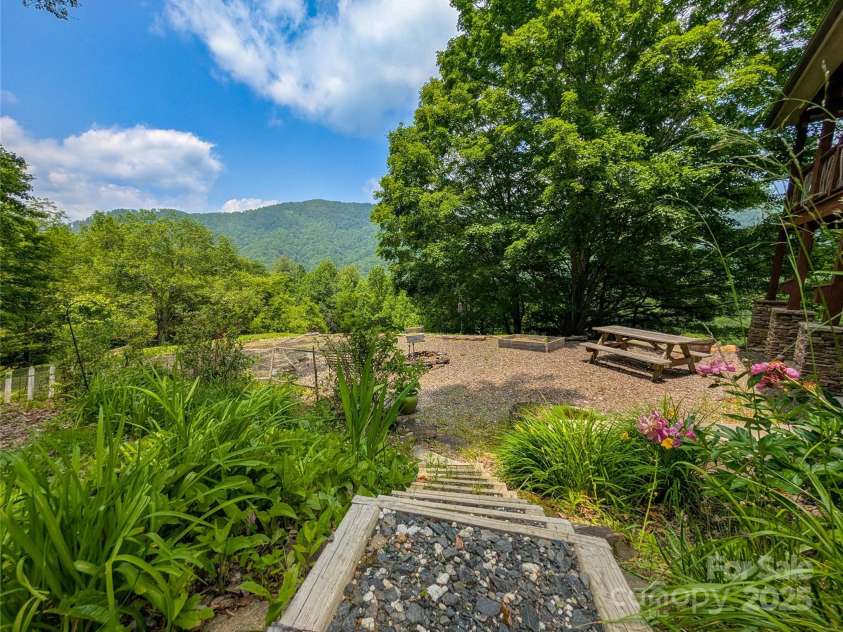 72 Pilgrims Lane, Burnsville, NC 28714.  MLS# CAR4163006, YatesRealty ID 4125. 