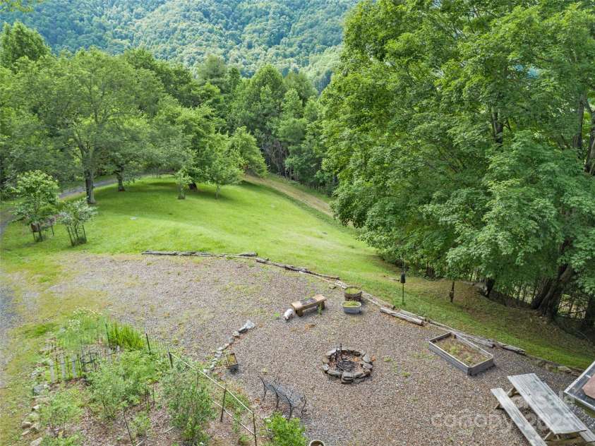 72 Pilgrims Lane, Burnsville, NC 28714.  MLS# CAR4163006, YatesRealty ID 4125. 