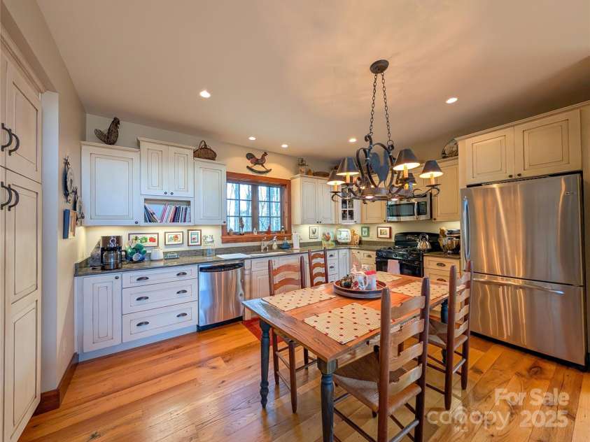 72 Pilgrims Lane, Burnsville, NC 28714.  MLS# CAR4163006, YatesRealty ID 4125. 