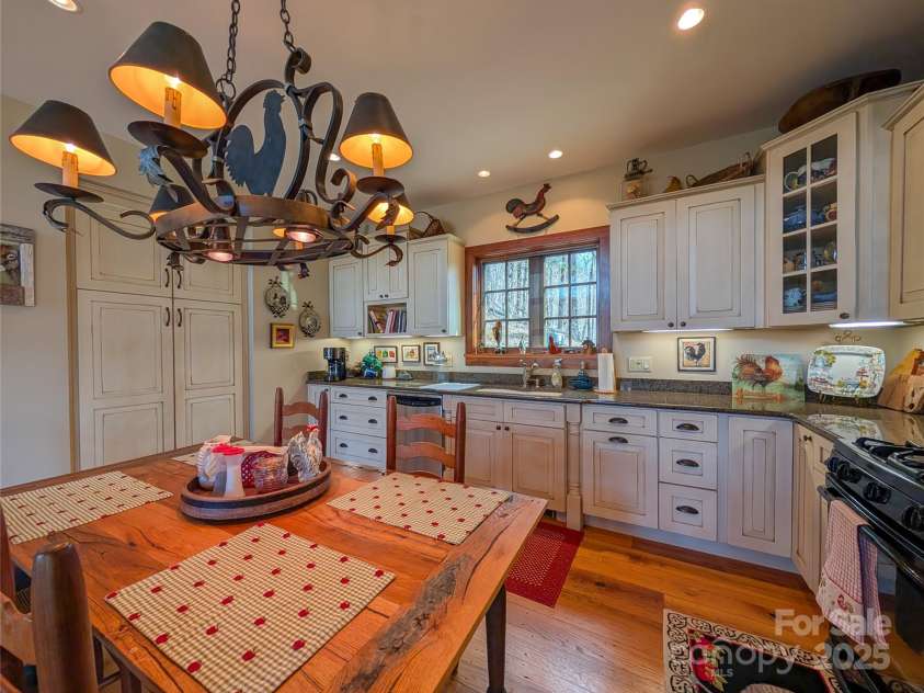 72 Pilgrims Lane, Burnsville, NC 28714.  MLS# CAR4163006, YatesRealty ID 4125. 
