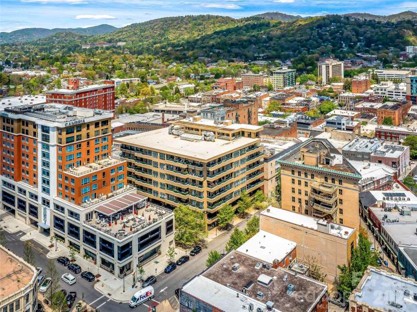 21 Battery Park Avenue, Asheville, NC 28801.  MLS# CAR4316380, YatesRealty ID 4126. 